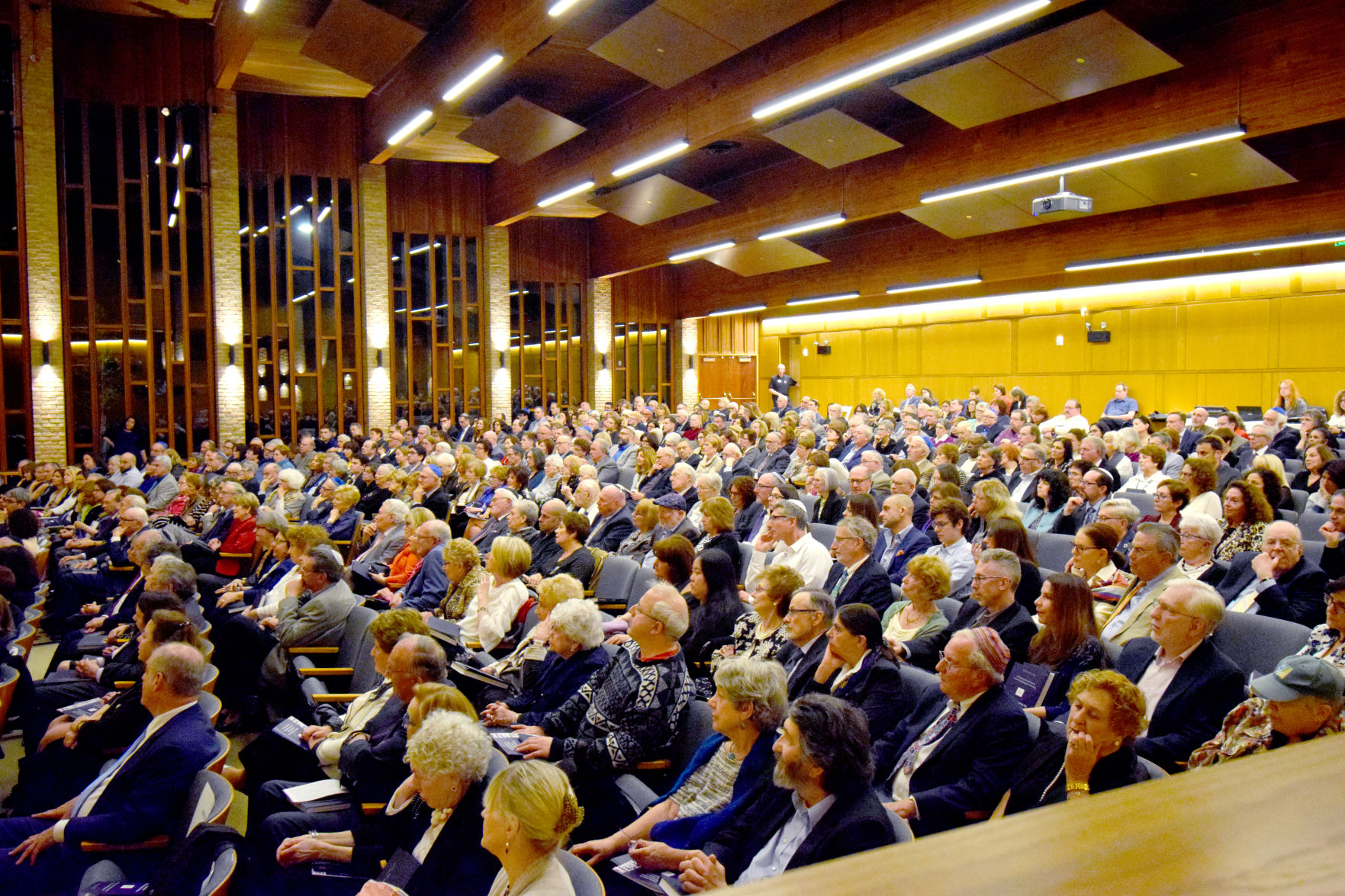 Crowd1.JPG